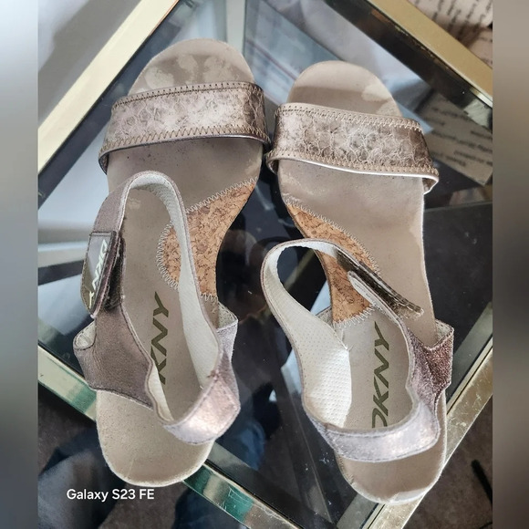 DKNY Wedge Sandals sz 6 - Picture 6 of 9
